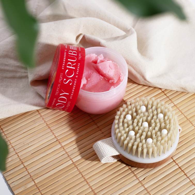 Tropical Fruits Strawberry & Papaya Body Scrub Brush Set 150g - Image 2